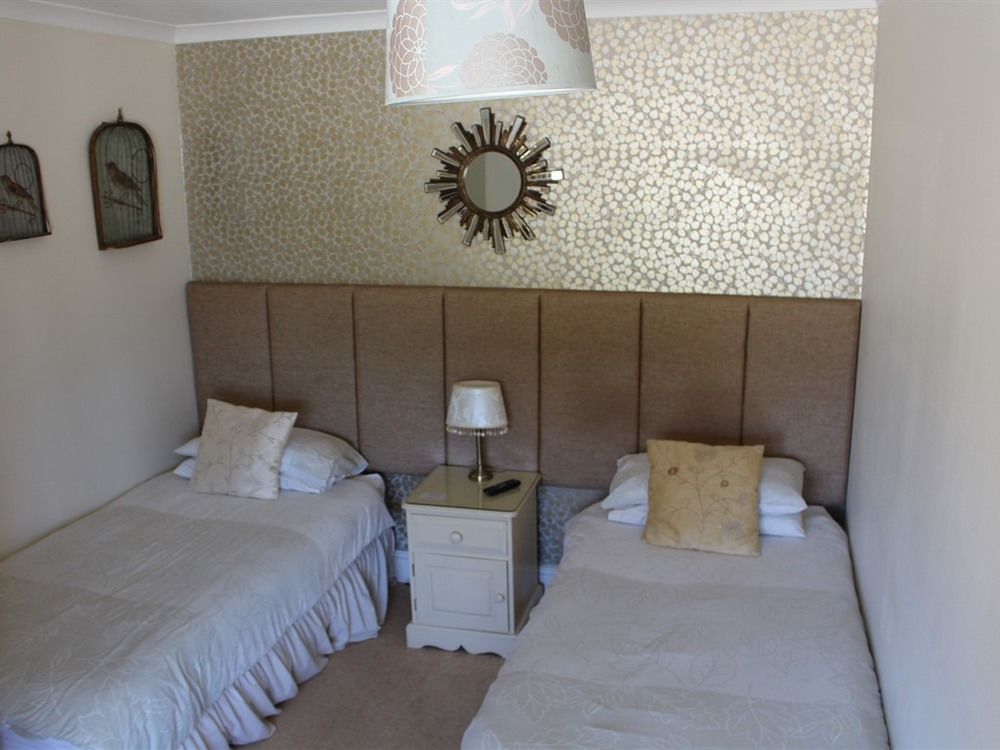 Laurels Guesthouse Уитни Экстерьер фото